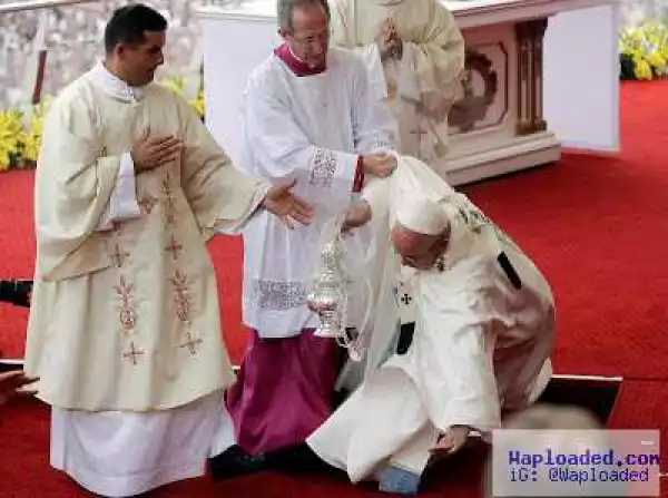 Pope Francis falls as he arrives for Holy Mass in front of millions (photos)